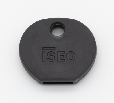 Eine schwarze Schlüsselkappe von vorne, mit dem Schriftzug: ISEO.