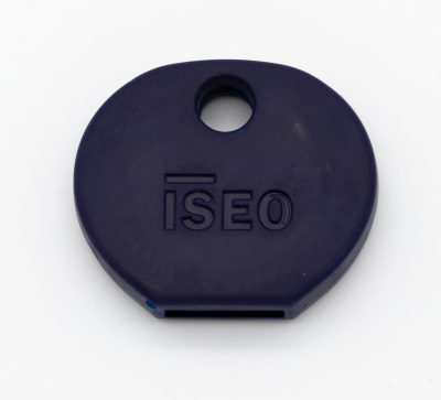 Eine dunkelblaue Schlüsselkappe von vorne, mit dem Schriftzug: ISEO.