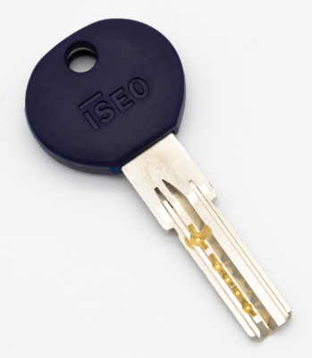 Eine dunkelblaue Schlüsselkappe von oben links, mit einem Schlüssel darin.