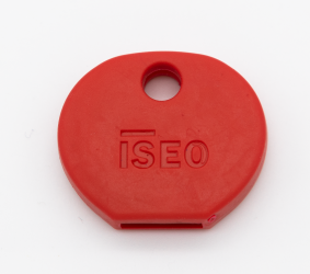 Eine rote Schlüsselkappe von vorne, mit dem Schriftzug: ISEO.